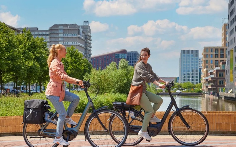 <p>Een zithouding met overzicht, een degelijk hydraulisch remsysteem, slijtvaste handvatten met veel grip en bovendien nog gemakkelijker op en afstappen dankzij de kleinere 26 inch wielen.</p>
